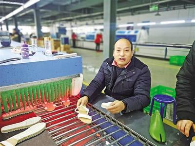 丹凤:社区工厂助农增收